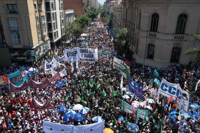গতকাল বুধবার বুয়েনস আইরেসের রাস্তায় হাজার হাজার আর্জেন্টাইন নাগরিক নেমে এসে বিক্ষোভ করেছেন