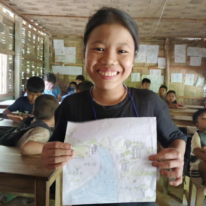 পাহাড়ের দূর্গমে জুমিয়ান ম্রো জনগোষ্ঠীর সন্তানদের পড়াশোনা