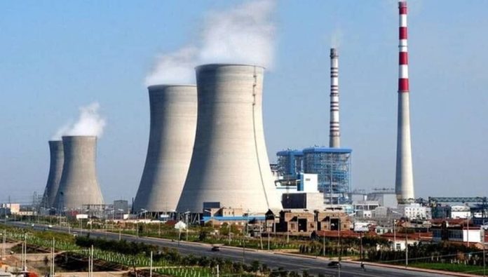 WhatsApp Image 2025-09-27 at 2.23.34 PM ইরানের সরকারি সংবাদ সংস্থা IRNA শুক্রবার রিপোর্ট করেছে যে, ইরান ও রাশিয়ার মধ্যে ২৫ বিলিয়ন ডলারের একটি চুক্তি স্বাক্ষরিত হয়েছে, যার আওতায় ইরানের হরমোজগানের সিরিক অঞ্চলে চারটি পারমাণবিক বিদ্যুৎকেন্দ্র নির্মাণ করা হবে যা রাষ্ট্রীয় টেলিভিশনও ঘোষণা করেছে। এই প্রকল্পটি রাশিয়ার রাষ্ট্রায়ত্ত পারমাণবিক কর্পোরেশন রোসাটম বাস্তবায়ন করবে এবং প্রায় ৫,০০০ মেগাওয়াট বিদ্যুৎ উৎপাদনের লক্ষ্য রয়েছে। বর্তমানে ইরানে কার্যকর একমাত্র পারমাণবিক বিদ্যুৎকেন্দ্রটি বুশেহরে অবস্থিত, যা রাশিয়ার সহায়তায় নির্মিত এবং যার উৎপাদন ক্ষমতা ১ গিগাওয়াট। চুক্তি স্বাক্ষরের সময় জাতিসংঘের নিষেধাজ্ঞা পুনর্বহালের সম্ভাবনা দেখা দিয়েছে, যা ইউরোপীয় পক্ষগুলো ইরানের প্রতিশ্রুতি ভঙ্গের অভিযোগে আরোপ করতে চায়। রাশিয়া এ সময় ইরানের পাশে থাকার আশ্বাস দিয়েছে এবং মার্কিন ও ইসরায়েলি হামলার নিন্দা করেছে। ইরান দাবি করেছে তাদের উদ্দেশ্য কেবল বিদ্যুৎ উৎপাদন, পারমাণবিক অস্ত্র নয়।