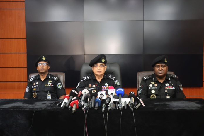 ডিএমপির হাজারীবাগ থানাধীন বারৈখালী এলাকা হতে অস্ত্র উদ্ধারসহ ০২ জনকে গ্রেফতার করে র‍্যাব।