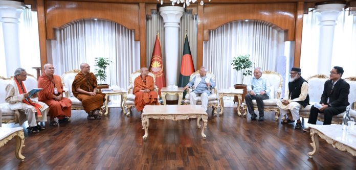 প্রবারণা পূর্ণিমা উপলক্ষে প্রধান উপদেষ্টার সঙ্গে বৌদ্ধ ধর্মীয় নেতৃবৃন্দের শুভেচ্ছা বিনিময়
