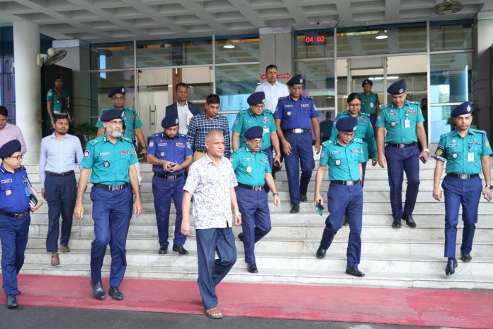 WhatsApp Image 2025-10-08 at 10.03.22 PM মাননীয় স্বরাষ্ট্র উপদেষ্টা লেফটেন্যান্ট জেনারেল মোঃ জাহাঙ্গীর আলম চৌধুরী (অব.) কর্তৃক ঢাকা মেট্রোপলিটন পুলিশকে ২০ টি নতুন ডাবল কেবিন পিকআপ হস্তান্তর