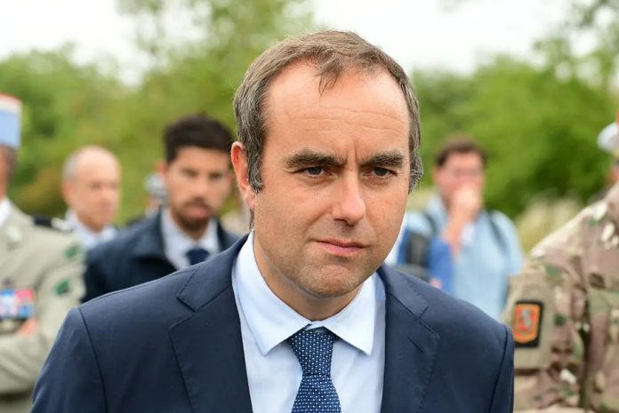 পদত্যাগের পর পুনর্নিযুক্ত ফ্রান্সের প্রধানমন্ত্রী, বাজেট নিয়ে চ্যালেঞ্জের মুখোমুখি