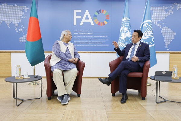 WhatsApp Image 2025-10-14 at 1.38.04 PM গভীর সমুদ্রে মাছ ধরা এবং ফল রপ্তানিতে বাংলাদেশকে এফএও মহাপরিচালকের সমর্থনের আশ্বাস