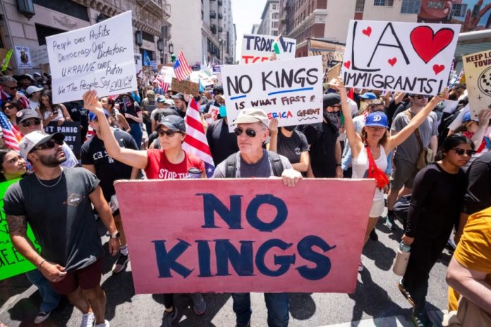 যুক্তরাষ্ট্রজুড়ে ট্রাম্প বিরোধী ‘নো কিংস’ বিক্ষোভে লাখো মানুষের অংশগ্রহণ
