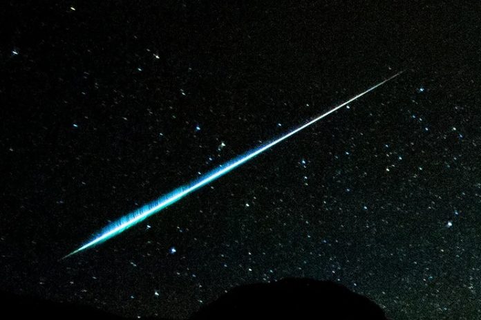 ওরিওনিড উল্কাবৃষ্টি: হ্যালির ধূমকেতুর ধ্বংসাবশেষে আলোকিত রাতের আকাশ