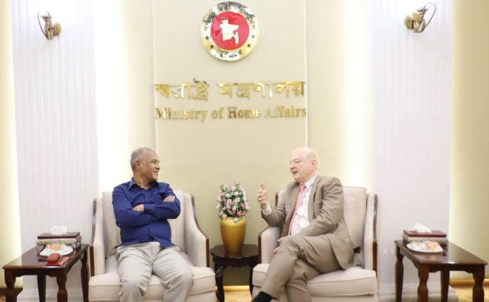 বাংলাদেশ সচিবালয়ে স্বরাষ্ট্র মন্ত্রণালয়ে তাঁর অফিসকক্ষে বাংলাদেশে নিযুক্ত জার্মানির রাষ্ট্রদূত Dr. Rudiger Loltz সাক্ষাৎ