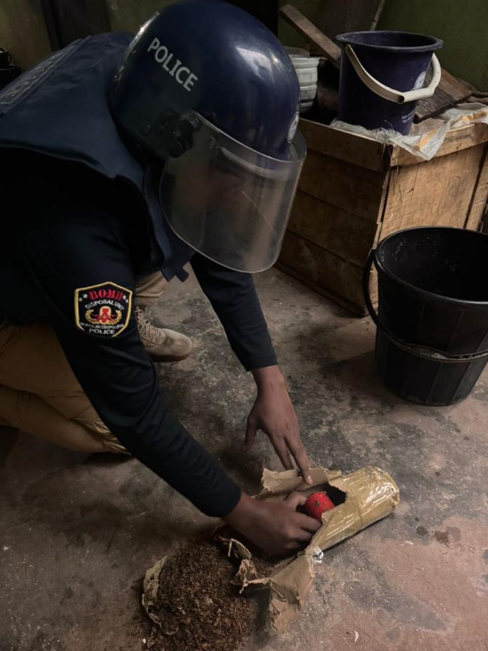 দারুস সালাম এলাকা থেকে ছয়টি ককটেল উদ্ধার করে সফলভাবে নিষ্ক্রিয় করেছে সিটিটিসির বোম্ব ডিসপোজাল ইউনিট