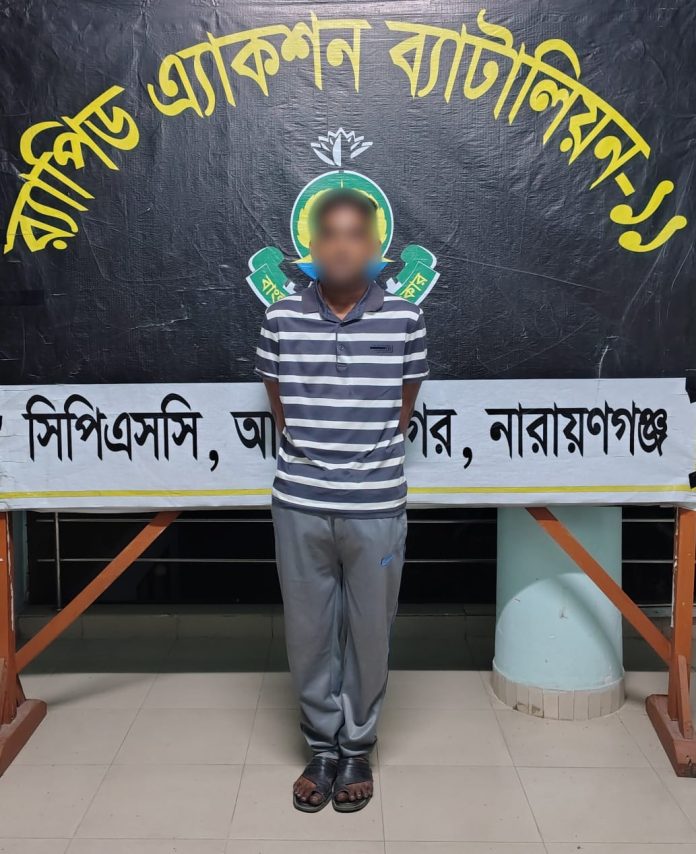 WhatsApp Image 2025-11-18 at 5.47.40 PM নারায়ণগঞ্জের রূপগঞ্জে চাঁদা না পেয়ে ব্যবসায়ীকে গুলির চাঞ্চল্যকর ঘটনায় জড়িত শীর্ষ সন্ত্রাসী ২০ টি মামলার আসামি রাকিব @ গুই রাকিব'কে আগ্নেয়াস্ত্র ও গুলি সহ গ্রেফতার করেছে র্যাব-১১।