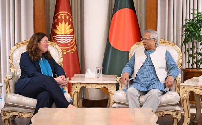 মঙ্গলবার রাজধানী ঢাকার রাষ্ট্রীয় অতিথি ভবন যমুনায় প্রধান উপদেষ্টা অধ্যাপক মুহাম্মদ ইউনূসের সাথে সাক্ষাৎ করেন ডাচ আন্তর্জাতিক সহযোগিতা বিষয়ক উপমন্ত্রী প্যাসকেল গ্রোটেনহুইস।