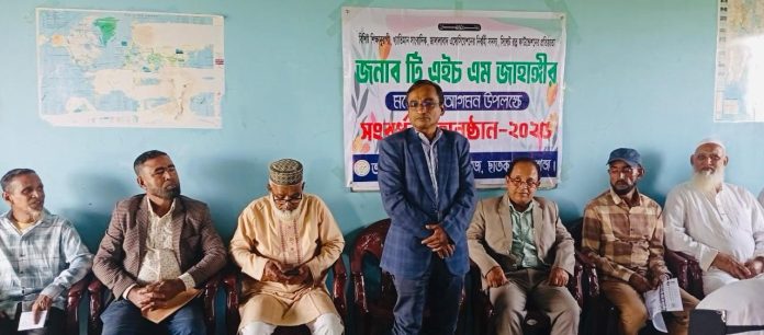 WhatsApp Image 2025-11-26 at 5.42.24 PM একমাত্র গুণগত শিক্ষা অর্জনই পারে উন্নয়ন ও পরিবর্তন আনতে।দেশ ও জনগণের কল্যাণ নিশ্চিত করতে হলে শিক্ষা প্রতিষ্ঠানে বিশ্বমানের শিক্ষা ব্যবস্হা গড়ে তুলার বিকল্প নাই বলে মন্তব্য করেছেন গণফোরামের কেন্দ্রীয় তথ্য ও গণমাধ্যম সম্পাদক ও সুনামগঞ্জ-৫ ছাতক-দোয়ারা বাজার আসনের গণফোরামের এমপি প্রার্থী সাংবাদিক ও গবেষক টি এইচ এম জাহাঙ্গীর।তিনি আরও বলেছেন শিক্ষার উন্নয়নের মাধ্যমে নতুন প্রজন্মকে বিশ্ব নাগরিক হিসেবে গড়ে তুলতে কাজ করতে চান ও ছাতককে শিক্ষা ও শিল্পনগরী হিসেবে গড়ে তুলতে সর্বস্হরের জনগণের সহযোগিতা কামনা করেন। সম্প্রতি ছাতক উপজেলার ভাতগাঁও আইডিয়াল কলেজ আয়োজিত তাকে দেয়া এক সংবর্ধনা অনুষ্ঠানে এসব কথা বলেন তিনি।কলেজের অধ্যক্ষ মেঘলাল বৈদ্যের সভাপতিত্বে অনুষ্ঠিত সভায় কলেজ পরিচালনা কমিটির নেতৃবৃন্দ ও এলাকার বিশিষ্টজনেরা উপস্হিত ছিলেন। উল্লেখ্য যে টি এইচ এম জাহাঙ্গীর বহুবছর যাবত সিলেট বিভাগের গুনীজনদের নিয়ে সিলেট রত্ন ফাউন্ডেশনের মাধ্যমে মেধা,শিক্ষা ও গবেষণা নিয়ে কাজ করছেন।তিনি তাঁর জীবন থেকে নেয়া অভিঞতা ছাতক-দোয়ারার জনগণের জন্য কাজে লাগাতেন চান বলে তিনি জানান।