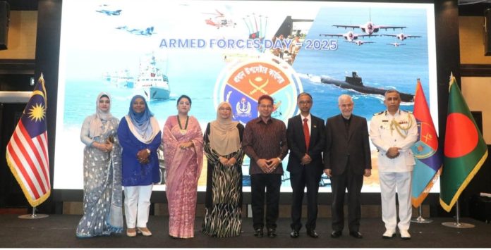 মালয়েশিয়ায় নিযুক্ত বাংলাদেশের হাইকমিশনার মঞ্জুরুল করিম খান চৌধুরী গতকাল কুয়ালালামপুরে বুকিত কিয়ারা রিসোর্টে সশস্ত্র বাহিনী দিবস উপলক্ষে বাংলাদেশ হাইকমিশন আয়োজিত অনুষ্ঠানে অংশগ্রহণকারীদের সাথে ফটো সেশনে অংশ নেন
