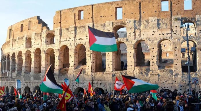 ইউরোপের বিভিন্ন শহরে হাজার হাজার মানুষ রাস্তায় নেমে ইসরায়েলের গাজা যুদ্ধ বন্ধ ও ন্যায়বিচারের দাবি জানিয়েছেন। জাতিসংঘ ঘোষিত ইন্টারন্যাশনাল ডে অব সলিডারিটি উইথ দ্য প্যালেস্টিনিয়ান পিপল উপলক্ষে শনিবার এসব বিক্ষোভ অনুষ্ঠিত হয়। একই সময়ে, গাজার স্বাস্থ্য মন্ত্রণালয়ের হালনাগাদ তথ্যানুযায়ী যুদ্ধ শুরুর পর থেকে মৃতের সংখ্যা ৭০,০০০ ছাড়িয়েছে। ফ্রান্সের রাজধানী প্যারিসে আয়োজকদের দাবি অনুযায়ী প্রায় ৫০,০০০ মানুষ রাস্তায় নামেন। তারা “গাজা, গাজা, প্যারিস তোমার সঙ্গে আছে” এবং “গাজা থেকে প্যারিস, প্রতিরোধ”—এমন স্লোগান দেন। বিক্ষোভকারীরা ইসরায়েলের বিরুদ্ধে “গণহত্যা” চালানোর অভিযোগ তোলেন এবং স্থায়ী যুদ্ধবিরতির দাবি জানায়। ফ্রান্স প্যালেস্টাইন সংহতি সমিতির নেত্রী আনা তুইয়োঁ বলেন, “সাত সপ্তাহ ধরে যুদ্ধবিরতি চলছে বলা হলেও বাস্তবে প্রতিদিনই ইসরায়েল তা লঙ্ঘন করছে। মানবিক সহায়তা বাধাগ্রস্ত হচ্ছে, ধ্বংসযজ্ঞ অব্যাহত রয়েছে।” প্যারিস পুলিশ জানায়, প্রায় ৮,৪০০ মানুষ বিক্ষোভে অংশ নিলেও আয়োজকদের হিসাব অনুযায়ী সংখ্যা ছিল তার ছয়গুণেরও বেশি। একই দিনে লন্ডন, জেনেভা, রোম ও লিসবনেও ব্যাপক বিক্ষোভ হয়েছে। লন্ডনের আয়োজকরা জানান, প্রায় ১,০০,০০০ মানুষ সেখানে সমবেত হয়ে ইসরায়েলের বিরুদ্ধে কঠোর আন্তর্জাতিক পদক্ষেপ নেওয়ার দাবি জানায়। রোমে প্রধান বিক্ষোভে অংশ নেন জাতিসংঘের বিশেষ রাপোর্টিয়ার ফ্রান্সেসকা আলবানেজ এবং জলবায়ু কর্মী গ্রেটা থানবার্গ। তারা ইসরায়েলের বিরুদ্ধে “গণহত্যা” চালানোর অভিযোগ পুনর্ব্যক্ত করেন। যুক্তরাষ্ট্র-ব্রোকরকৃত যুদ্ধবিরতি চুক্তি অনুযায়ী ইসরায়েল সাময়িকভাবে গাজার ভেতরে ‘হলুদ রেখা’ পর্যন্ত সরে গেলেও তারা এখনো এলাকার অর্ধেকের বেশি অংশ নিয়ন্ত্রণে রেখেছে। মানবাধিকার সংগঠনগুলোর অভিযোগ, যুদ্ধবিরতির মধ্যেও ইসরায়েল নতুন হামলা চালাচ্ছে এবং জরুরি সহায়তার প্রবেশ ঠেকাচ্ছে। যুদ্ধবিরতি শুরুর পর থেকে অন্তত ৫০০টি লঙ্ঘন নথিবদ্ধ হয়েছে, যাতে ৩০০–এর বেশি ফিলিস্তিনি নিহত হয়েছেন। জাতিসংঘ মহাসচিব আন্তোনিও গুতেরেস বলেন, “এত মানুষের মৃত্যু, বারবার বাস্তুচ্যুতি এবং মানবিক সাহায্য বাধাগ্রস্ত হওয়া কখনোই গ্রহণযোগ্য হতে পারে না।” গাজা থেকে আল জাজিরার প্রতিবেদনে জানানো হয়, আন্তর্জাতিক সংহতির বার্তা সত্ত্বেও স্থানীয় মানুষের জীবন এখনো চরম দুর্ভোগে ভরা। অনেকে এখনো তাবুতে বাস করছেন, ওষুধ ও নিত্যপ্রয়োজনীয় জিনিসের সংকট চরমে, আর শিশুরা শিক্ষাব্যবস্থা থেকে বিচ্ছিন্ন হয়ে পড়ছে। এদিকে অ্যামনেস্টি ইন্টারন্যাশনাল সতর্ক করেছে যে ইসরায়েল যুদ্ধবিরতির পরও গাজায় “গণহত্যা” চালিয়ে যাচ্ছে এবং মানবিক সহায়তা প্রবেশে বাধা সৃষ্টি করছে। ইউরোপজুড়ে বিক্ষোভকারীরা বলছেন, আন্তর্জাতিক চাপ এবং প্রয়োজনে নিষেধাজ্ঞা আরোপ ছাড়া ইসরায়েলকে আন্তর্জাতিক আইন মানাতে বাধ্য করা যাবে না। তারা স্থায়ী যুদ্ধবিরতি ও ফিলিস্তিনিদের নিরাপত্তা নিশ্চিতের দাবি জানিয়েছেন।