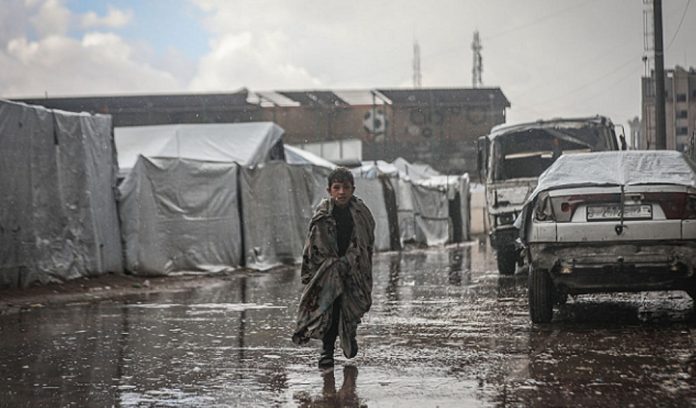 তীব্র ঝড় ‘বাইরন’-এ গাজায় তাবু প্লাবিত, হাজারো পরিবার আশ্রয়ের খোঁজে