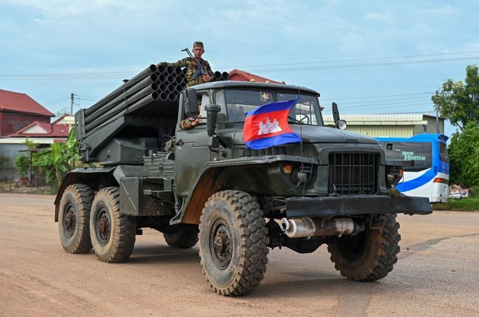 থাইল্যান্ড–কম্বোডিয়া সীমান্তে সংঘর্ষ তীব্র, দ্বিতীয় সপ্তাহে লড়াই অব্যাহত